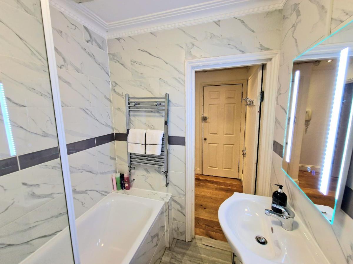 Cosy Home In Kensington - Great Location! 3 Minutes Walk To Earl'S Court Station Londra Esterno foto